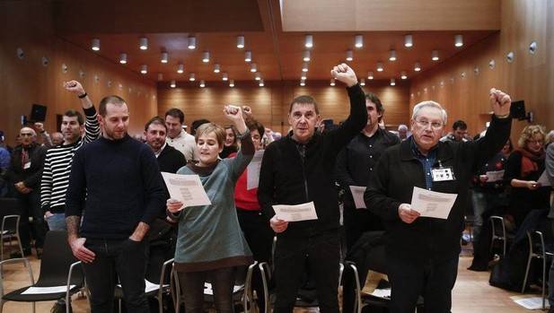 Rebeka Ubera, Arnaldo Otegi y Patxi Zabaleta cantan La Internacional en euskera durante el 7º y último congreso de Aralar.
