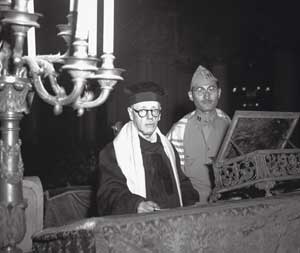 El rabino Israel Zolli en la sinagoga de Roma, 31 de julio de 1944. La Ciudad Eterna ha sido liberada por las tropas aliadas y Zolli, acompa�ado de otro rabino estadounidense, lee un mensaje de agradecimiento